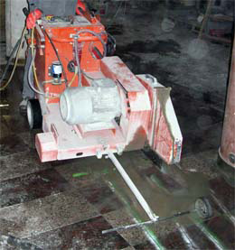 Bodeneinschnitt von Granitboden in einem Geschäftslokal